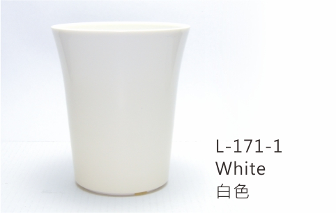 具備北歐風簡約線條的白花器，同系列提供色彩豐富的選擇提升商業展陳價值。