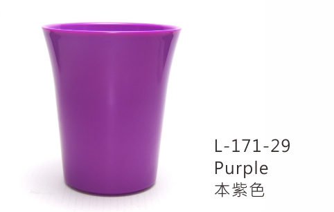 兼具陶土質感的仿陶亮面花盆，外觀精緻且輕巧耐用。