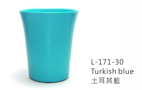 射出成型廠製造的抗UV土耳其藍色盆器，同系列具備色彩鮮艷、長期曝曬不褪色特性。