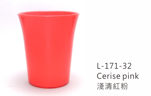 透過精密塑膠模具，進行塑膠射出生產的高品質園藝盆器細節。