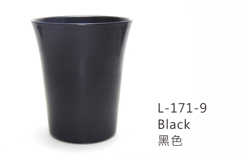 園藝資材供應商，色彩豐富的塑料盆栽與批發商品陳列。